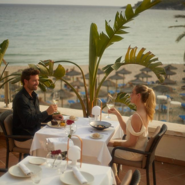 SECVM-RES-Couple-Dining-FEM