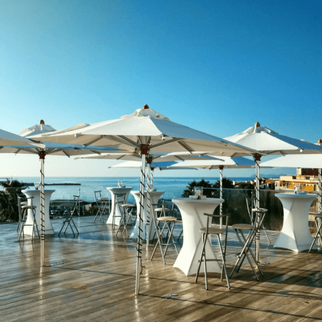 Carpa con vista al mar para evento en el roofop The Top del Hotel Honucai