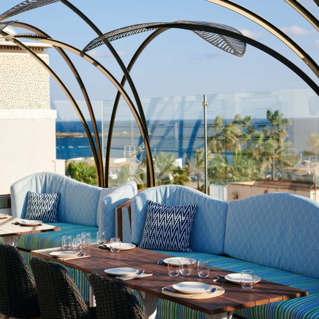 Presentación mesas para eventos en el rooftop The Top del Hotel Honicao