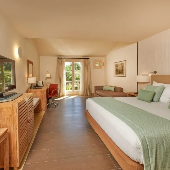 ZOEHM-DBL-Ponent-DLX-Bedroom-RSRT