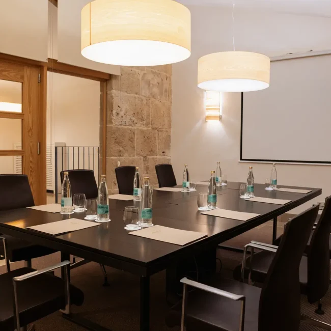 ZOEHM-GRP-ConferenceRoom18-TNS