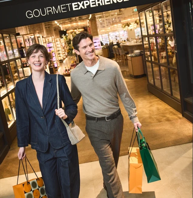 Personas caminando en zona Gourmet de El Corte Inglés